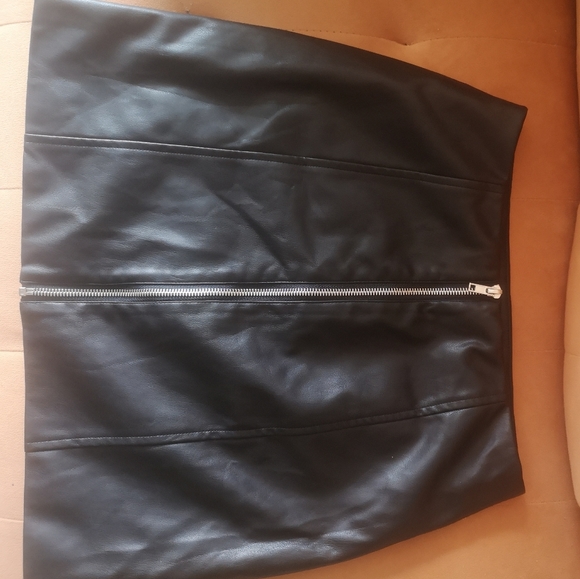 Forever 21 faux leather mini skirt - Picture 3 of 3